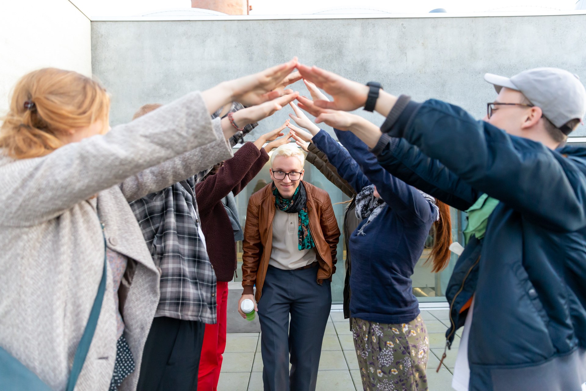 Unge mennesker leger en leg udenfor