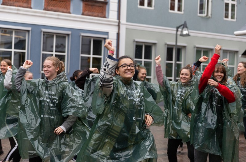 Unge mennesker har regntøj på og jubler