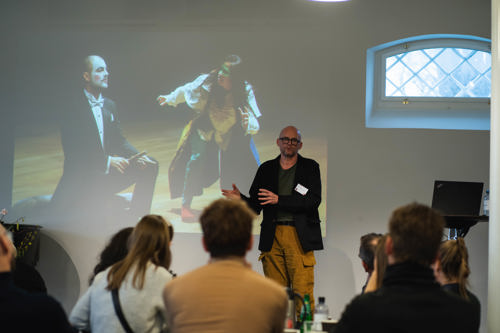 En mand holder oplæg