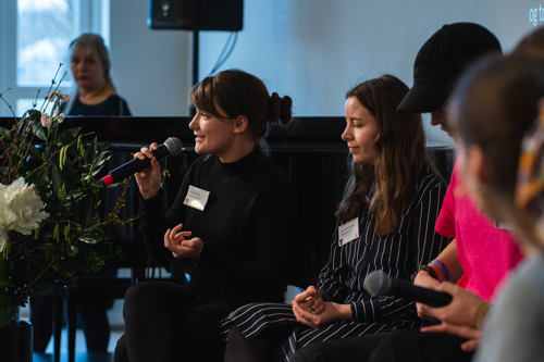 Unge mennesker sidder med mikrofon og fortæller