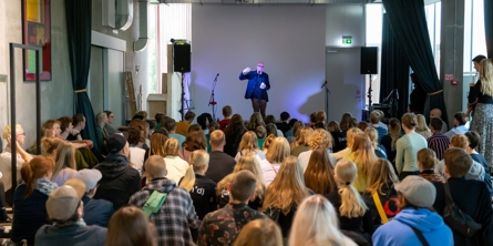 Unge mennesker sidder og lytter til en der holder oplæg 