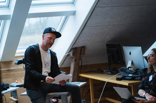 Voksent menneske læser op fra et papir