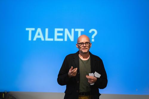 En mand holder oplæg