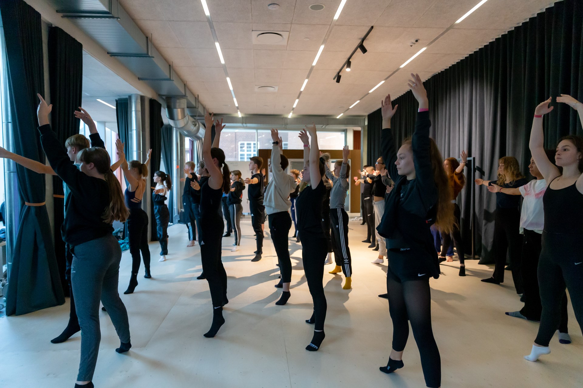 Unge mennesker laver ballerina posering