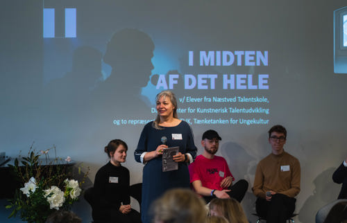 Charlotte Popp står på scenen